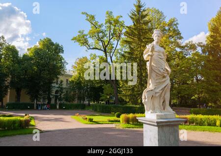 PAVLOVSK, RUSSIE - 21 SEPTEMBRE 2017. Sculpture d'Ivstitia - la déesse de la justice dans le parc de Pavlovsk près de Saint-Pétersbourg, Russie Banque D'Images