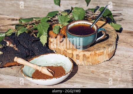 Thé de chaga - un antioxydant fort, stimule le système immunitaire. Sain pur naturel. Champignon de chaga sauvage, préparation de thé, café et remède à base de plantes Banque D'Images