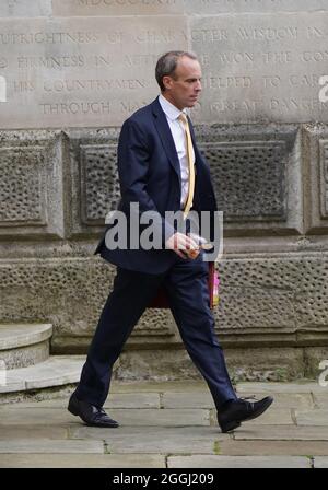 Dominic Raab, un secrataire étranger, quitte le Foreign Office à Westminster, Londres, avant de se poser les questions des députés sur la gestion par le gouvernement de la crise afghane. Date de la photo: Mercredi 1er septembre 2021. Banque D'Images