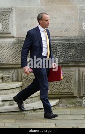 Dominic Raab, un secrataire étranger, quitte le Foreign Office à Westminster, Londres, avant de se poser les questions des députés sur la gestion par le gouvernement de la crise afghane. Date de la photo: Mercredi 1er septembre 2021. Banque D'Images