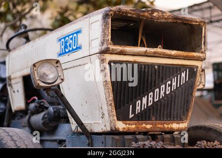 SANTA MARIA CAPUA VETERE, ITALIE - 30 mars 2021 : tracteur Lamborghini dans le champ, Caserta, Italie, 30 mars 2021. Banque D'Images