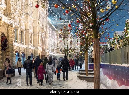 25 décembre 2020, Moscou, Russie. Passants près du CENTRE commercial GUM sur la place Rouge à Moscou pendant une chute de neige. Banque D'Images