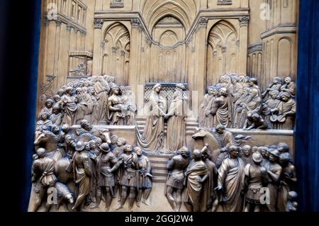 Portes du Paradis au Baptistère de Florence en bas panneau en relief bronze à Florence, Italie. Banque D'Images