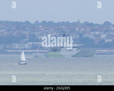 Sheerness, Kent, Royaume-Uni. 1er septembre 2021. Le HMS Severn a vu quitter la Tamise de Sheerness, dans le Kent cet après-midi après avoir été remis en service à Londres et « racheté des morts » après avoir été retraité en 2017. Le navire a également été peint dans le schéma de camouflage « dazzle », le premier navire de marine peint de cette façon depuis 1945. Crédit : James Bell/Alay Live News Banque D'Images