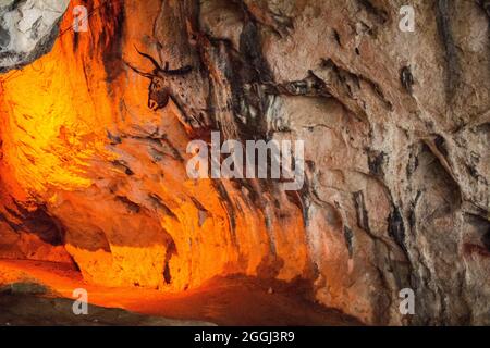 Un tableau, illustrant un aurochs, créé à l'époque préhistorique, dans une grotte profonde en Roumanie. Banque D'Images