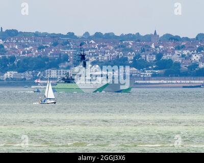 Sheerness, Kent, Royaume-Uni. 1er septembre 2021. Le HMS Severn a vu quitter la Tamise de Sheerness, dans le Kent cet après-midi après avoir été remis en service à Londres et « racheté des morts » après avoir été retraité en 2017. Le navire a également été peint dans le schéma de camouflage « dazzle », le premier navire de marine peint de cette façon depuis 1945. Crédit : James Bell/Alay Live News Banque D'Images