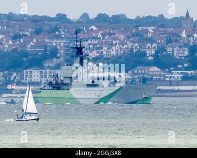 Sheerness, Kent, Royaume-Uni. 1er septembre 2021. Le HMS Severn a vu quitter la Tamise de Sheerness, dans le Kent cet après-midi après avoir été remis en service à Londres et « racheté des morts » après avoir été retraité en 2017. Le navire a également été peint dans le schéma de camouflage « dazzle », le premier navire de marine peint de cette façon depuis 1945. Crédit : James Bell/Alay Live News Banque D'Images