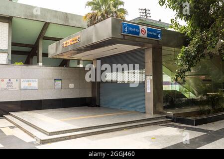 Vue sur l'entrée de la station de métro Delhi Gate, entrée fermée du métro. Banque D'Images