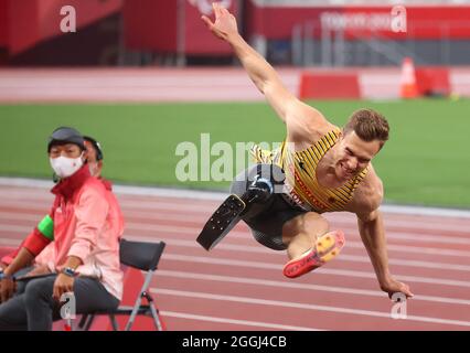 Tokio, Japon. 1er septembre 2021. Jeux paralympiques : athlétisme, long saut pour hommes, au stade olympique. Markus Rehm saute. Credit: Karl-Josef Hildenbrand/dpa/Alay Live News Banque D'Images