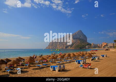 Levante la Fossa Beach Calp Espagne avec des rochers et des parasols de plage Banque D'Images