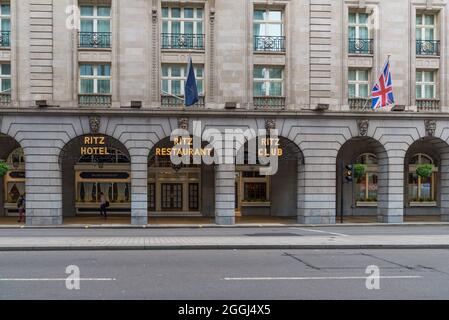 Ritz Hotel colonnade vu de l'autre côté de la route. Piccadilly, Londres, Angleterre, Royaume-Uni Banque D'Images