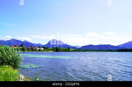 Vue sur l''Hopfensee et les montagnes environnantes près de Füssen. Paysage en Bavière. Banque D'Images