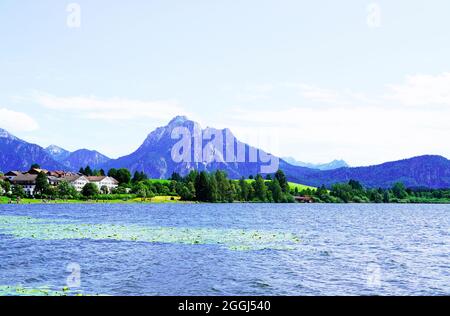 Vue sur l''Hopfensee et les montagnes environnantes près de Füssen. Paysage en Bavière. Banque D'Images