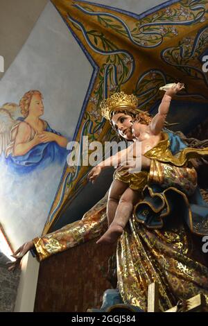 Sculpture catholique religieuse publique de la vierge marie tenant bébé jésus et ornements dorés Banque D'Images