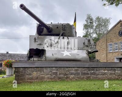 RENDEUX, BELGIQUE - 29 août 2021 : Rendeux, Belgique, 2021 août : M4A3(76)W Sherman Tank & Memorial Task Force Hogan Banque D'Images