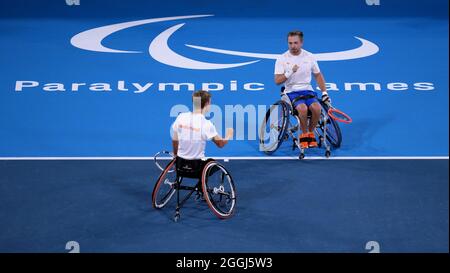 Sam Schroder (à droite) et Niels Vink, des pays-Bas, affrontent Dylan Alcott et Heath Davidson en Australie dans le cadre du concours de la médaille d'or du Quad de tennis en fauteuil roulant au parc de tennis Ariake au cours du huitième jour des Jeux paralympiques de Tokyo en 2020 au Japon. Date de la photo: Mercredi 1er septembre 2021. Banque D'Images