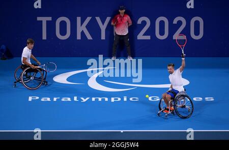 Sam Schroder (à droite) et Niels Vink, des pays-Bas, affrontent Dylan Alcott et Heath Davidson en Australie dans le cadre du concours de la médaille d'or du Quad de tennis en fauteuil roulant au parc de tennis Ariake au cours du huitième jour des Jeux paralympiques de Tokyo en 2020 au Japon. Date de la photo: Mercredi 1er septembre 2021. Banque D'Images