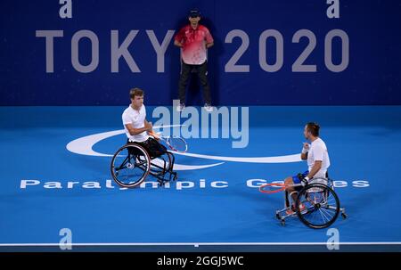 Sam Schroder (à droite) et Niels Vink, des pays-Bas, affrontent Dylan Alcott et Heath Davidson en Australie dans le cadre du concours de la médaille d'or du Quad de tennis en fauteuil roulant au parc de tennis Ariake au cours du huitième jour des Jeux paralympiques de Tokyo en 2020 au Japon. Date de la photo: Mercredi 1er septembre 2021. Banque D'Images