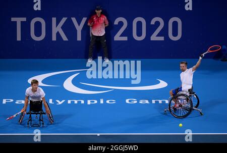 Sam Schroder (à droite) et Niels Vink, des pays-Bas, affrontent Dylan Alcott et Heath Davidson en Australie dans le cadre du concours de la médaille d'or du Quad de tennis en fauteuil roulant au parc de tennis Ariake au cours du huitième jour des Jeux paralympiques de Tokyo en 2020 au Japon. Date de la photo: Mercredi 1er septembre 2021. Banque D'Images