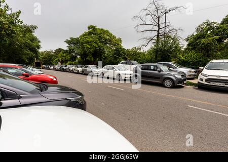 Vue sur les voitures garées sur le bord de la route à Delhi. Banque D'Images