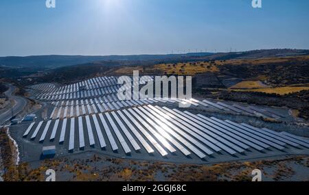 Ferme électrique solaire avec des panneaux pour produire de l'énergie écologique propre à Pissouri, Chypre Banque D'Images