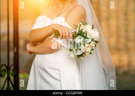 bouquet de mariage gros plan dans les mains de la mariée. Banque D'Images