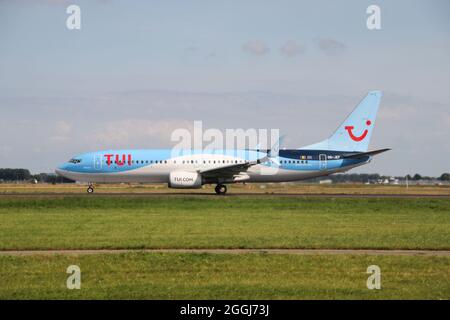 OO-JEF TUI Airlines Belgique Boeing 737-8K5 Airplane part de Polderbaan 18R-36L de l'aéroport d'Amsterdam Schiphol aux pays-Bas Banque D'Images