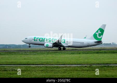 PH-HSF Transavia Boeing 737 part de Polderbaan 18R-36L de l'aéroport d'Amsterdam Schiphol aux pays-bas Banque D'Images