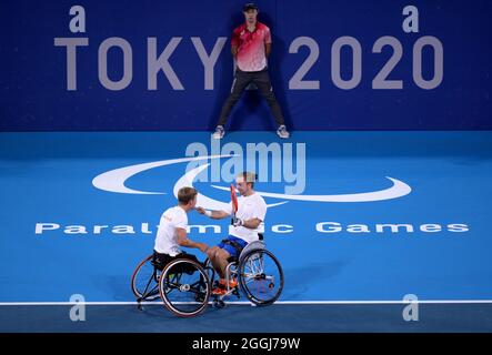 Sam Schroder (à droite) et Niels Vink, des pays-Bas, célèbrent la victoire contre Dylan Alcott et Heath Davidson, des Australiens, lors du match de la médaille d'or du Quad de tennis en fauteuil roulant au parc de tennis Ariake, au cours du huitième jour des Jeux paralympiques de Tokyo en 2020 au Japon. Date de la photo: Mercredi 1er septembre 2021. Banque D'Images