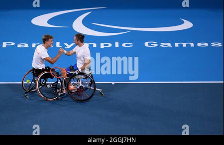 Sam Schroder (à droite) et Niels Vink, des pays-Bas, célèbrent la victoire contre Dylan Alcott et Heath Davidson, des Australiens, lors du match de la médaille d'or du Quad de tennis en fauteuil roulant au parc de tennis Ariake, au cours du huitième jour des Jeux paralympiques de Tokyo en 2020 au Japon. Date de la photo: Mercredi 1er septembre 2021. Banque D'Images