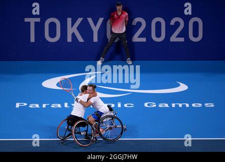 Sam Schroder (à droite) et Niels Vink, des pays-Bas, célèbrent la victoire contre Dylan Alcott et Heath Davidson, des Australiens, lors du match de la médaille d'or du Quad de tennis en fauteuil roulant au parc de tennis Ariake, au cours du huitième jour des Jeux paralympiques de Tokyo en 2020 au Japon. Date de la photo: Mercredi 1er septembre 2021. Banque D'Images