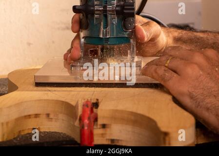luthier travaillant dans son atelier Banque D'Images