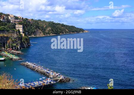 Porto di Sorrento ou Marina Piccola Harbour à Sorrento, en Italie, sur la côte de la péninsule de Sorrente en été Banque D'Images