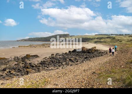 Promenade sur la plage d'Écosse ; marcheurs sur la plage de Gullane en été, Firth of Forth, Édimbourg, Écosse, Royaume-Uni Banque D'Images