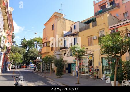 Juillet 17 2021 - Pozzuoli, Italie: Vue sur les bâtiments résidentiels typiques dans le centre de la ville de Pozzuoli dans le sud de l'Italie Banque D'Images
