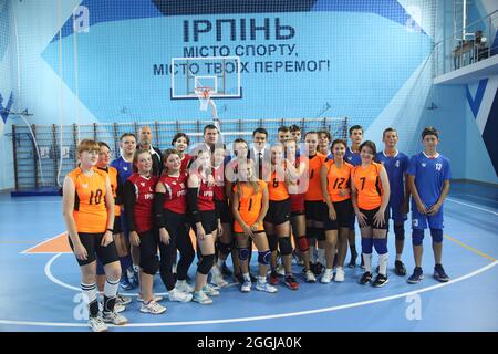 IRPIN, UKRAINE - 1 SEPTEMBRE 2021 - le Président Dmytro Razumkov et le chef de la ville d'Irpin Oleksandr Markushyn (R à L, retour) posent pour une photo avec les étudiants Banque D'Images