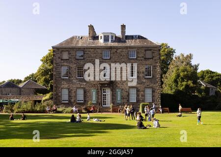 Les gens qui profitent d'une journée d'été ensoleillée devant Inverleith House, Royal Botanic Garden Edinburgh, Edinburgh Scotland UK Banque D'Images