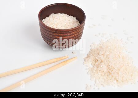 Riz rond sur fond blanc cuisine chinoise Banque D'Images