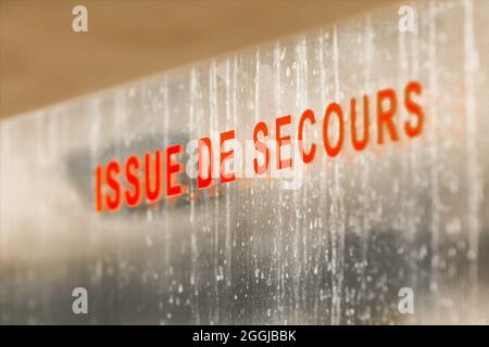 Inscription sur la sortie de secours en verre, sécurité en cas d'incendie et alarme incendie. Banque D'Images