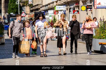 Dundee, Tayside, Écosse, Royaume-Uni. 1er septembre 2021. Météo au Royaume-Uni : une journée très chaude et ensoleillée dans le nord-est de l'Écosse avec des températures atteignant 20°C. Résidents locaux qui profitent de la journée à l'extérieur après des mois d'écluses du coronavirus. Un groupe de personnes se promenant ensemble en appréciant le temps chaud transportant des Happy Meals McDonald's pendant une journée de shopping dans le centre-ville de Dundee. Crédit : Dundee Photographics/Alamy Live News Banque D'Images