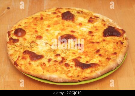 Quatre fromages pizza , ou Pizza quattro formaggi, cuits avec des fromages fondus Banque D'Images