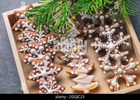 Biscuits de noël faits maison dans une boîte en bois Banque D'Images