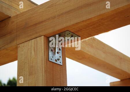 Un cadre d'une maison contre un ciel bleu. Le cadre du cottage. Le début de la construction de la maison. Chantier. Banque D'Images