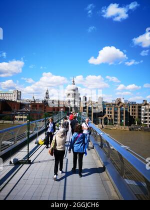 LONDRES, LITUANIE - 06 juin 2019 : une photo verticale de personnes sur le pont à Londres, Angleterre Banque D'Images