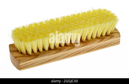 Brosse en bois pour les vêtements à poils jaunes sur fond blanc Banque D'Images