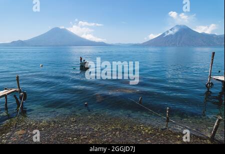 Vue tranquille sur le lac Atitlan avec vue sur les sommets du volcan 'Toliman', 'Atitlan' et 'San Pedro' à Santa Cruz la Laguna, Guatemala Banque D'Images