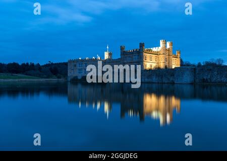 Château de Leeds dans le Kent la nuit Banque D'Images