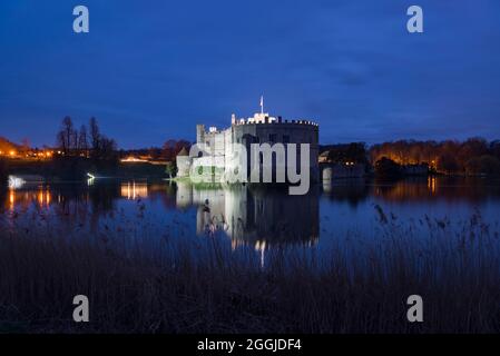 Château de Leeds dans le Kent la nuit Banque D'Images