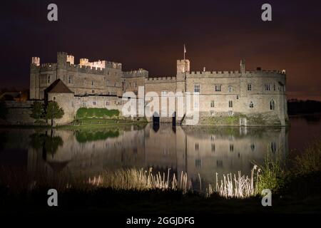 Château de Leeds dans le Kent la nuit Banque D'Images