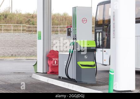 Bélarus, région de Gomel - 21 août 2020 : industrie du transport et service de ravitaillement en carburant de voitures à la station avec du carburant et de l'essence. Banque D'Images